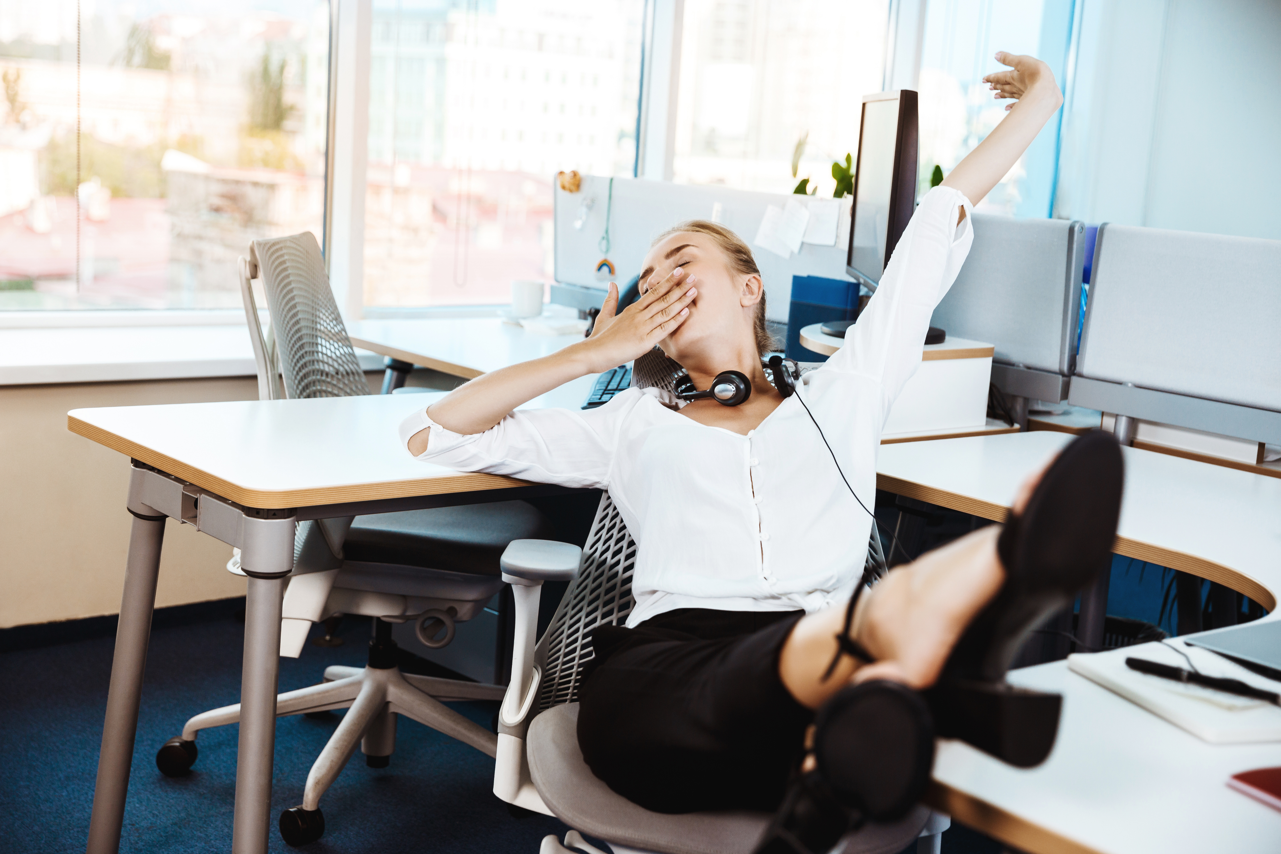 Werknemers aan bureau