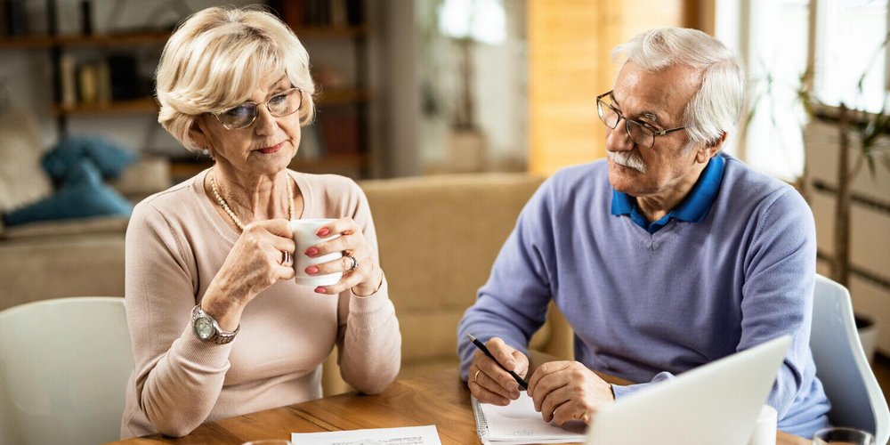 Oudere vrouw met documenten